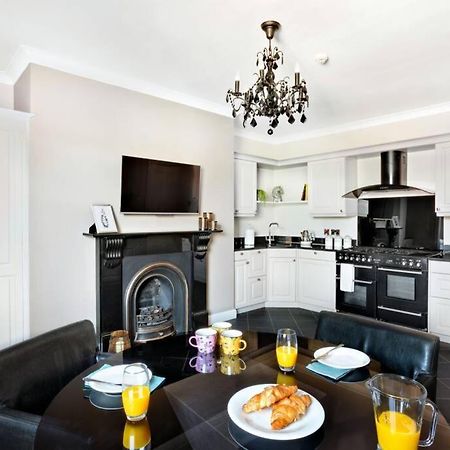 Central Harrogate Townhouse Apartment With Parking ภายนอก รูปภาพ