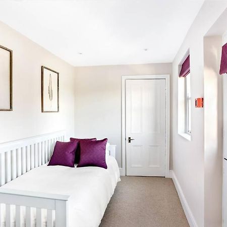 Central Harrogate Townhouse Apartment With Parking ภายนอก รูปภาพ