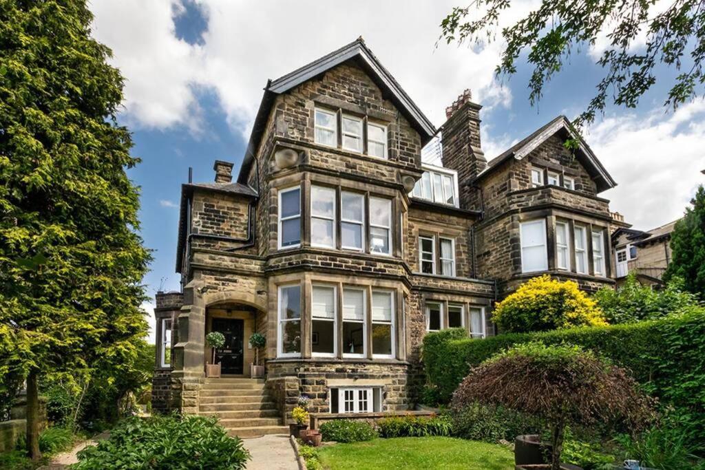 Central Harrogate Townhouse Apartment With Parking ภายนอก รูปภาพ