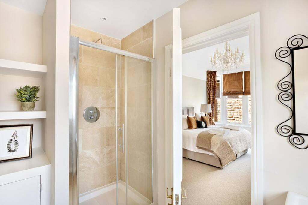 Central Harrogate Townhouse Apartment With Parking ภายนอก รูปภาพ