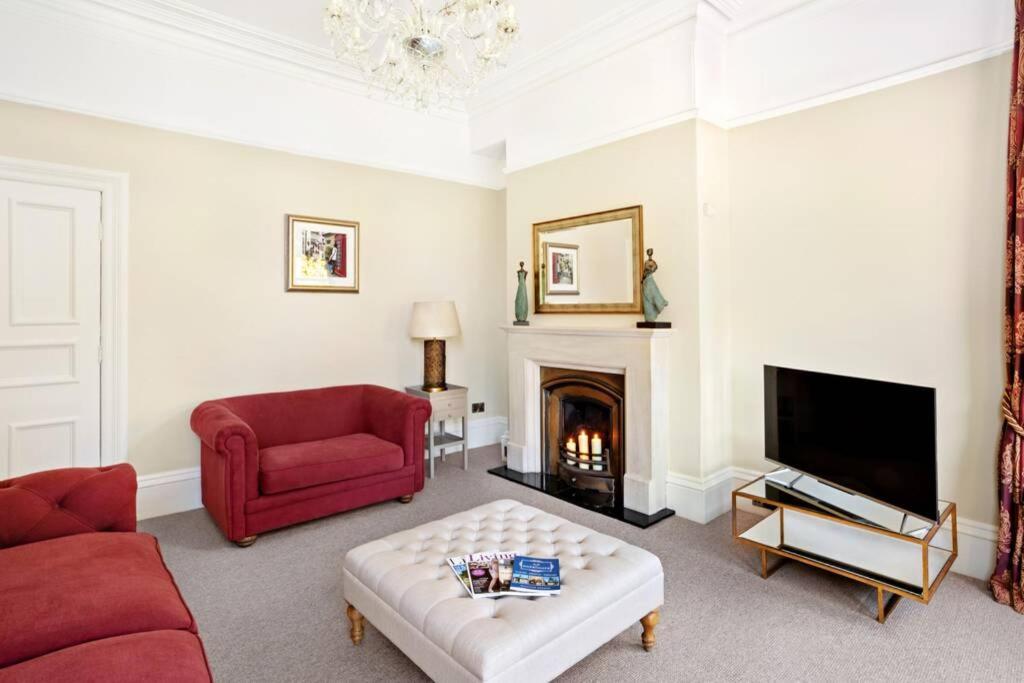 Central Harrogate Townhouse Apartment With Parking ภายนอก รูปภาพ