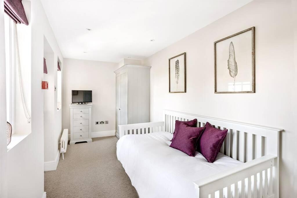 Central Harrogate Townhouse Apartment With Parking ภายนอก รูปภาพ