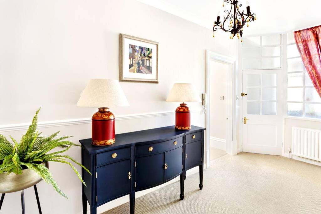 Central Harrogate Townhouse Apartment With Parking ภายนอก รูปภาพ