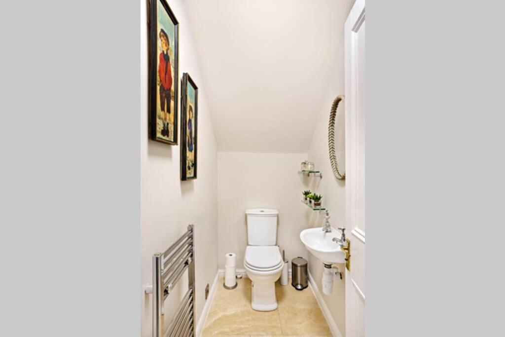 Central Harrogate Townhouse Apartment With Parking ภายนอก รูปภาพ